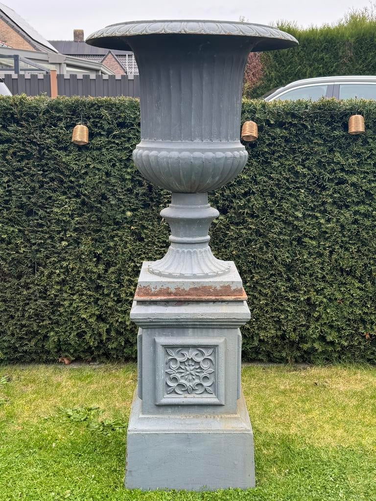 Franse gietijzeren louvre vaas op sokkel., Tuin en Terras, Ophalen, Gebruikt