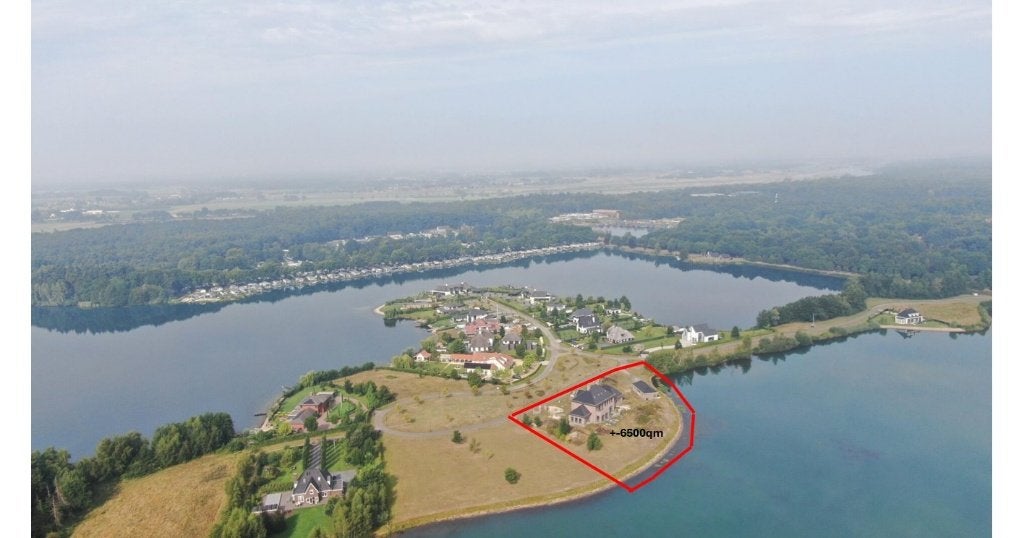 Luxe Villa met bewoonbaar Bijgebouw en 125 Meter Privéstrand, Immo, Projets de nouvelles constructions, Maison individuelle, Ventes sans courtier