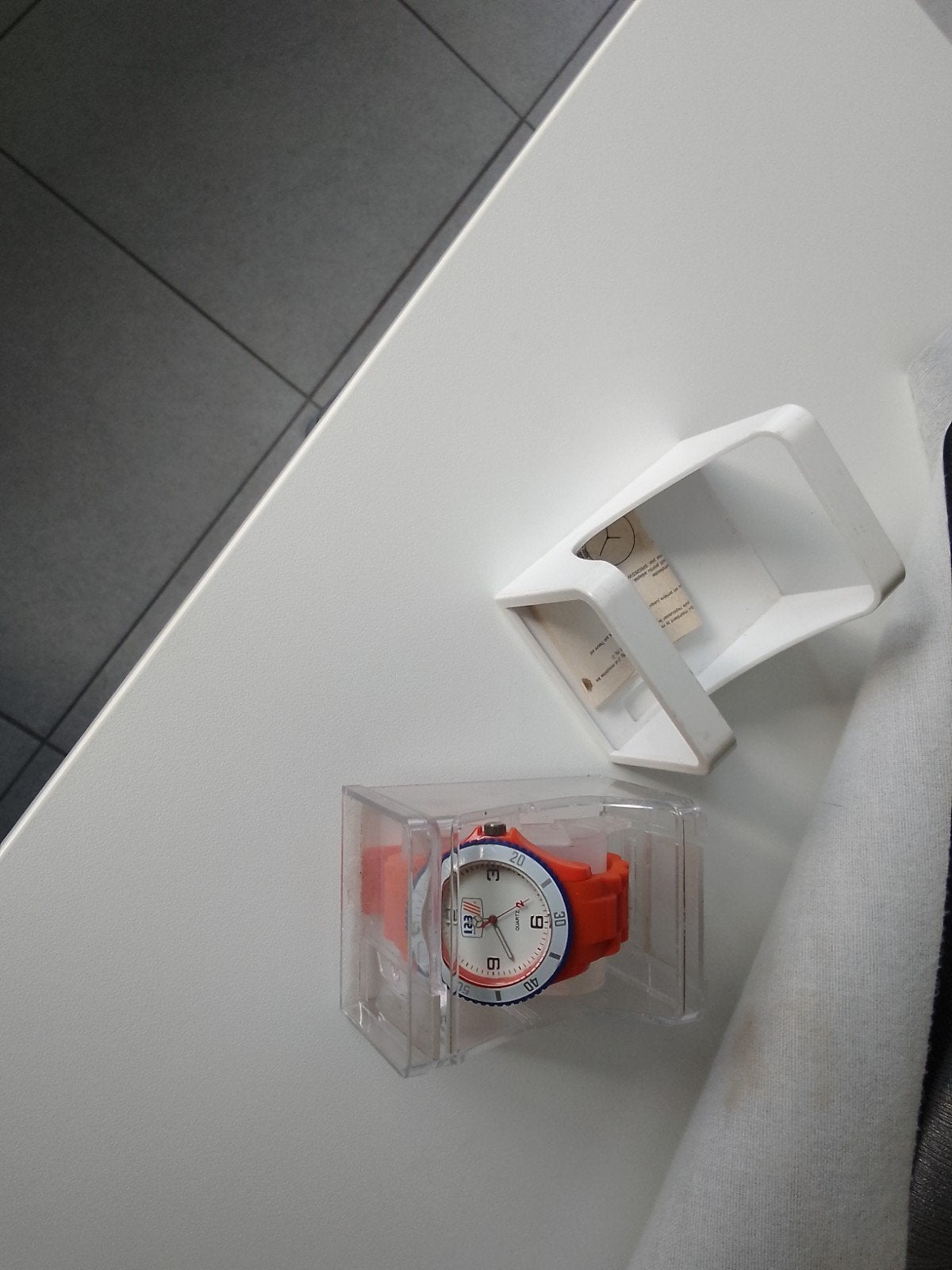 Mooi nieuw uurwerk gewonnen met Bingo 10 euro, Handtassen en Accessoires, Horloges | Kinderen, Ophalen