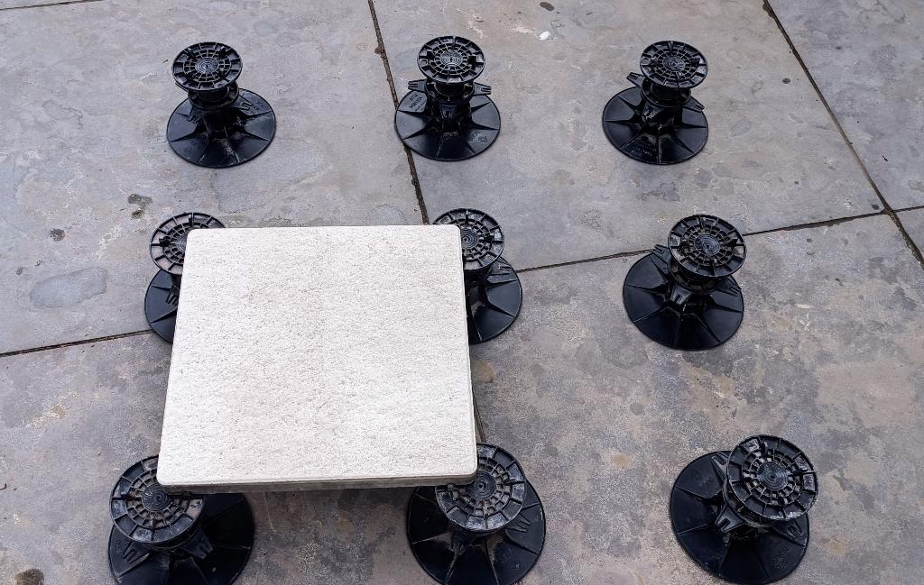 29 verstelbare tegeldragers voor aanleg verhoogd terras, Tuin en Terras, Ophalen, Gebruikt