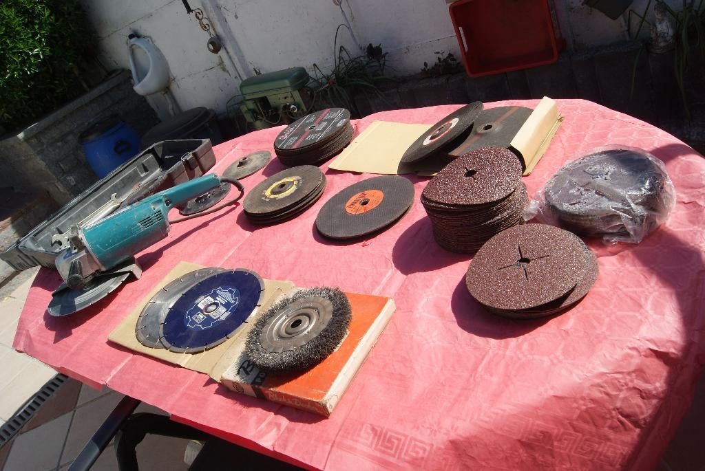 Moulin Makita et de nombreux disques., Enlèvement, Utilisé, 1000 watts ou plus, Meuleuse droite