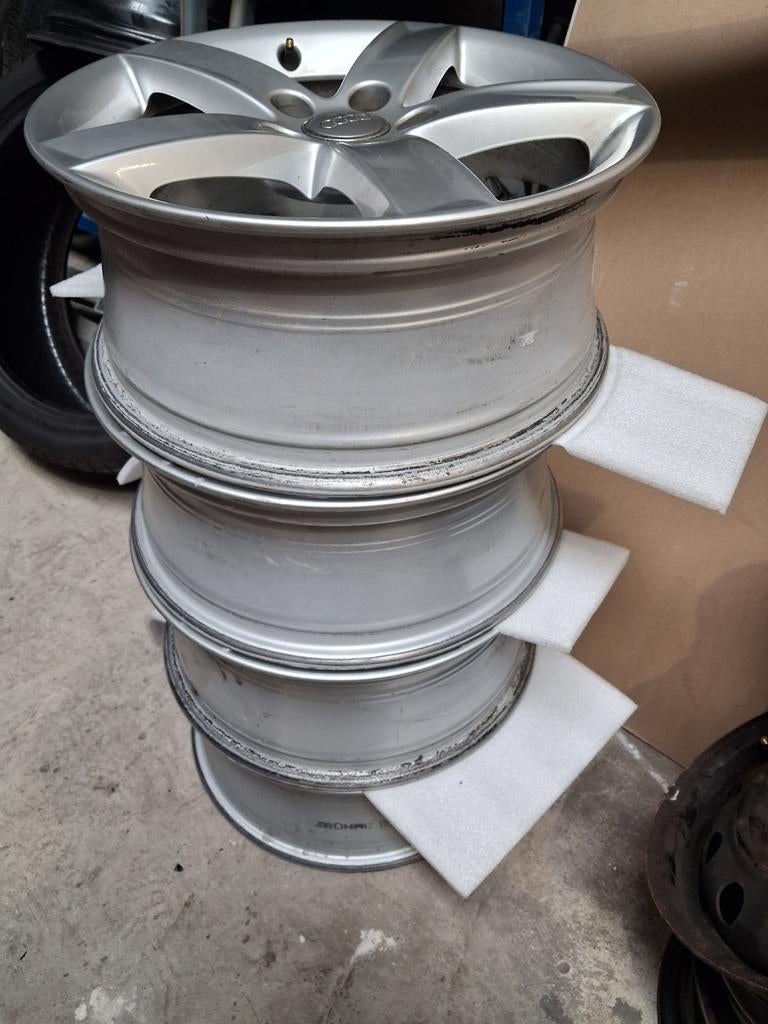 AUDI VELGEN ORIGINEEL.     Zeer mooie audi velgen 17 ", Ophalen