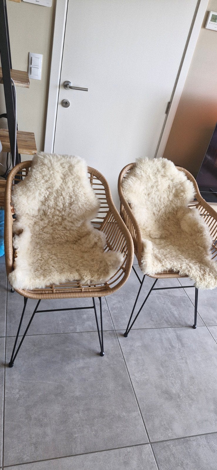 2 rotan rieten stoelen met schapenvel schapenvacht, Huis en Inrichting, Ophalen