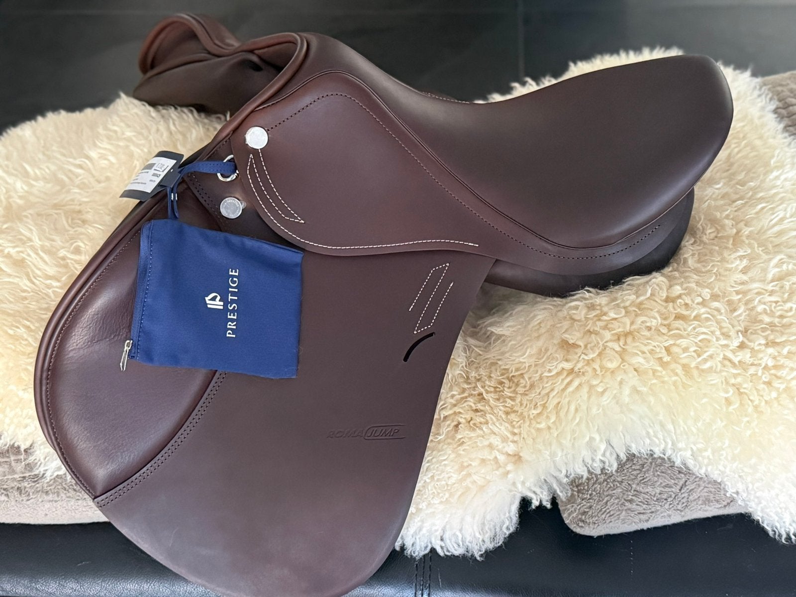 Gloednieuwe Prestige Roma Jump springzadel, Dieren en Toebehoren, Paarden en Pony's | Zadels, M (17 inch), Ophalen of Verzenden