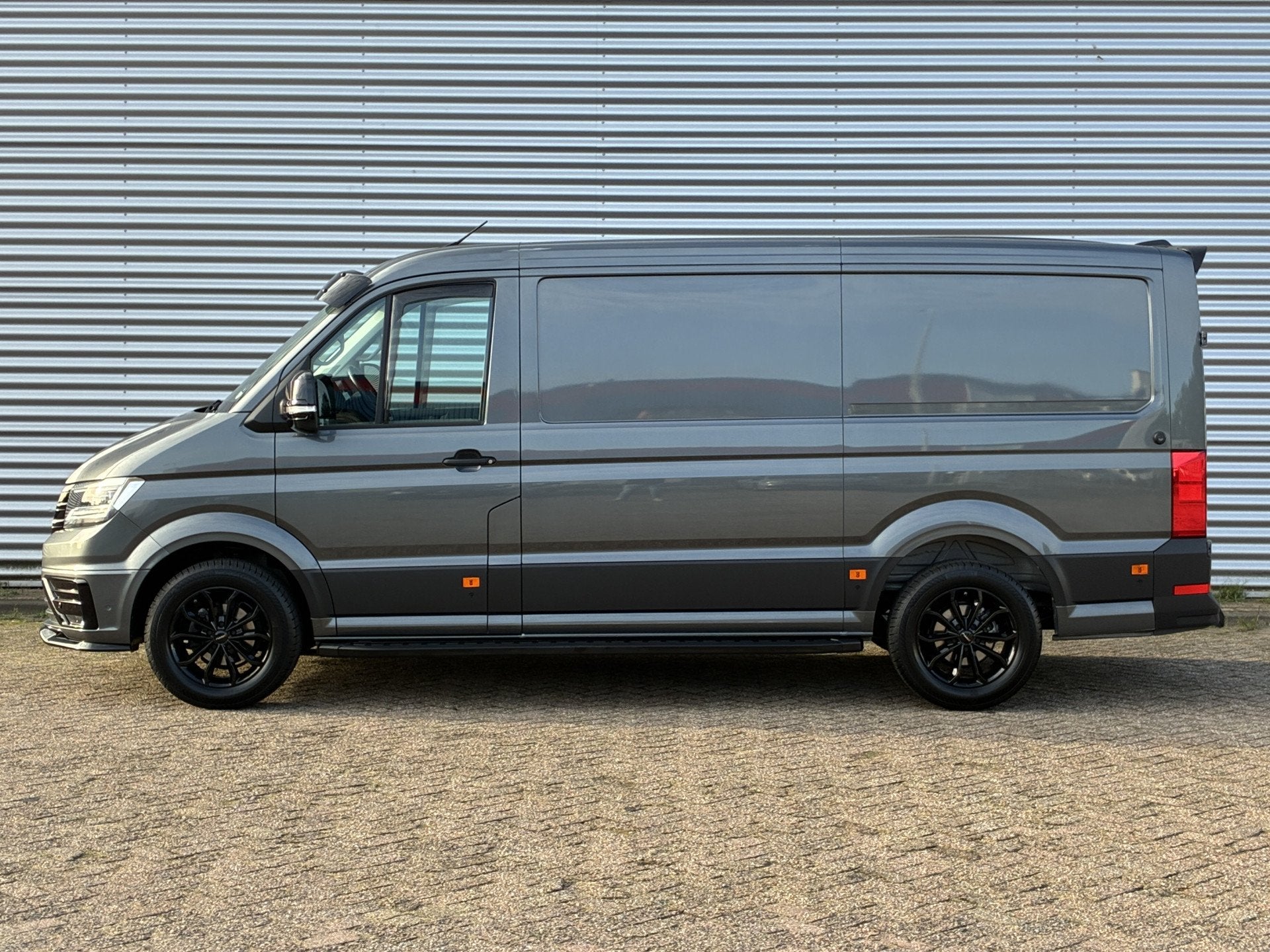 Volkswagen Crafter 177PK L3H2 • Indium Grey • Black Styl, Auto's, Stof, Gebruikt, Euro 6, 4 cilinders