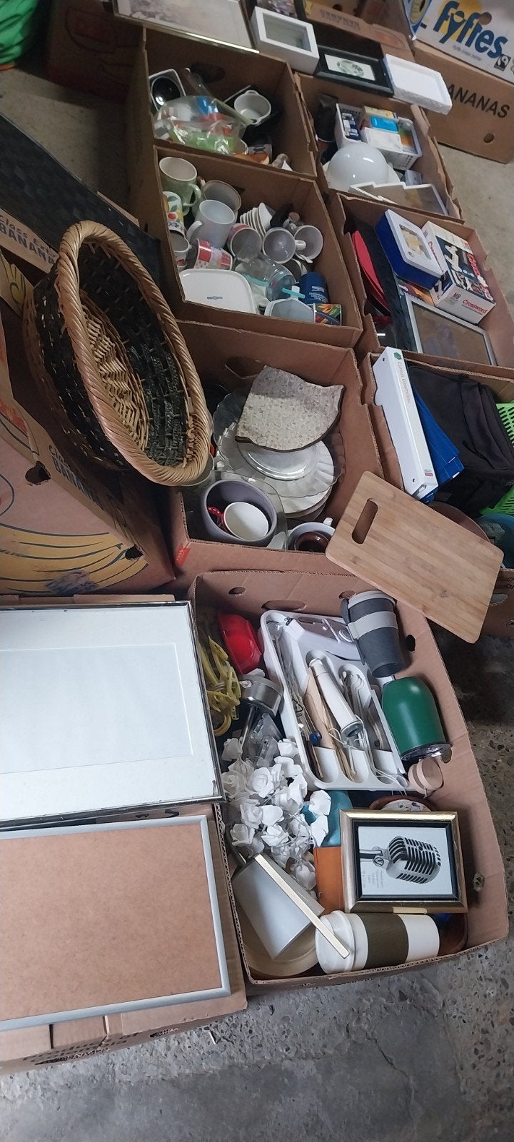 14 bananendozen rommelmarkt spullen., Ophalen