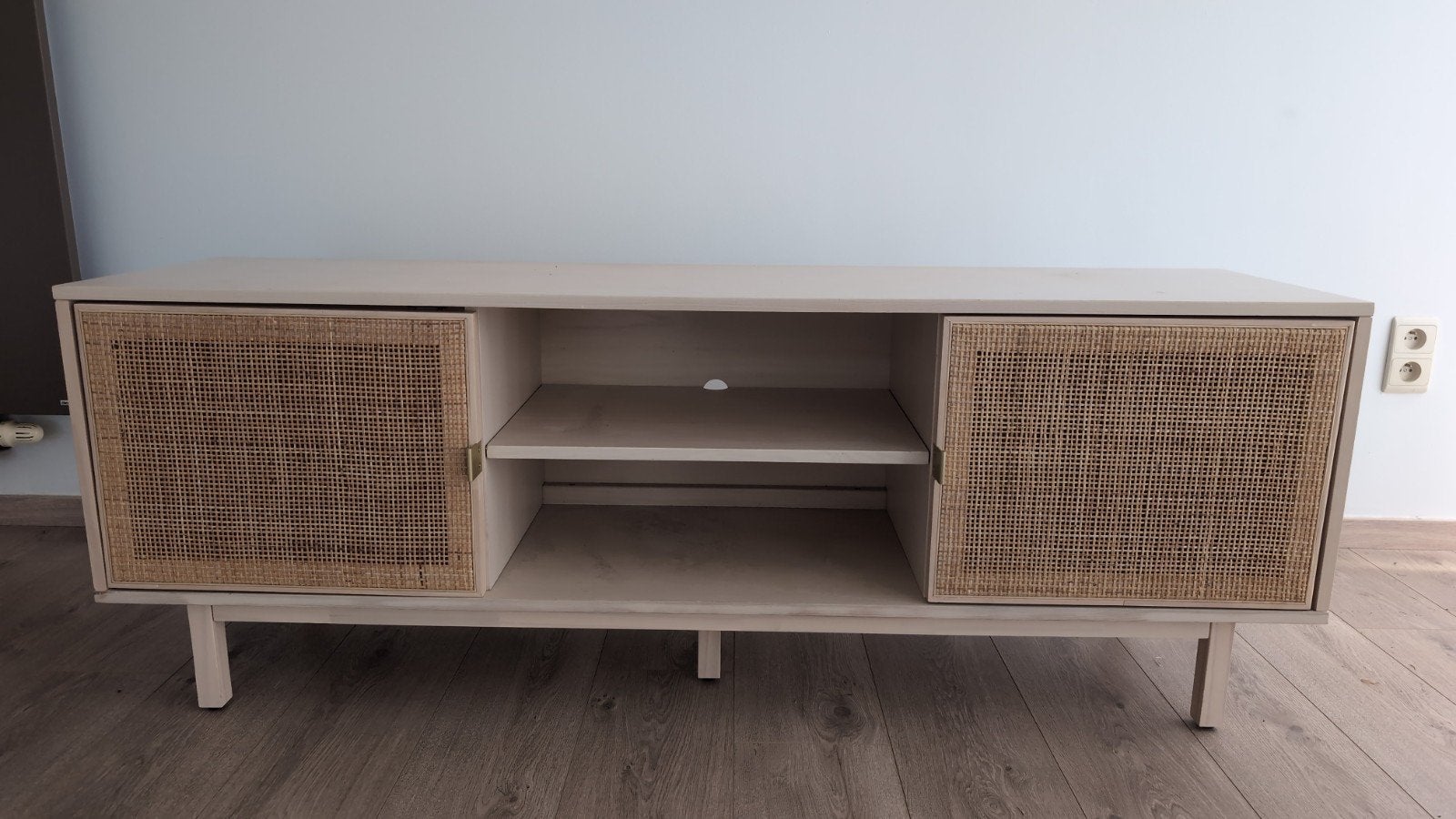 Prachtig houten tv-meubel met rieten deurtjes (150 cm), Huis en Inrichting, Kasten |Televisiemeubels, Ophalen