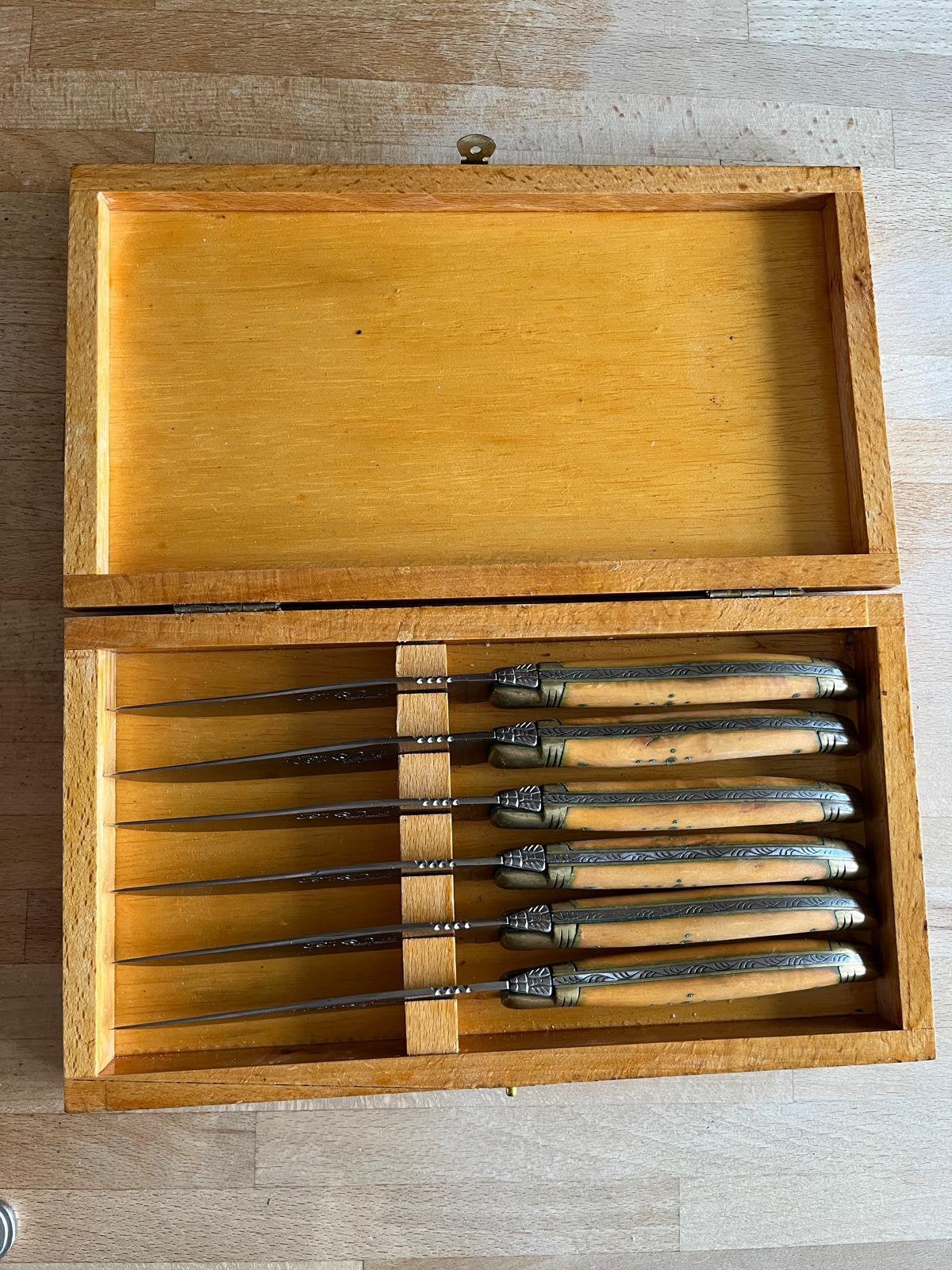 Magnifique coffret de 6 couteaux Jean Laguiole en bois, Enlèvement, Comme neuf, Laguiole, Bois