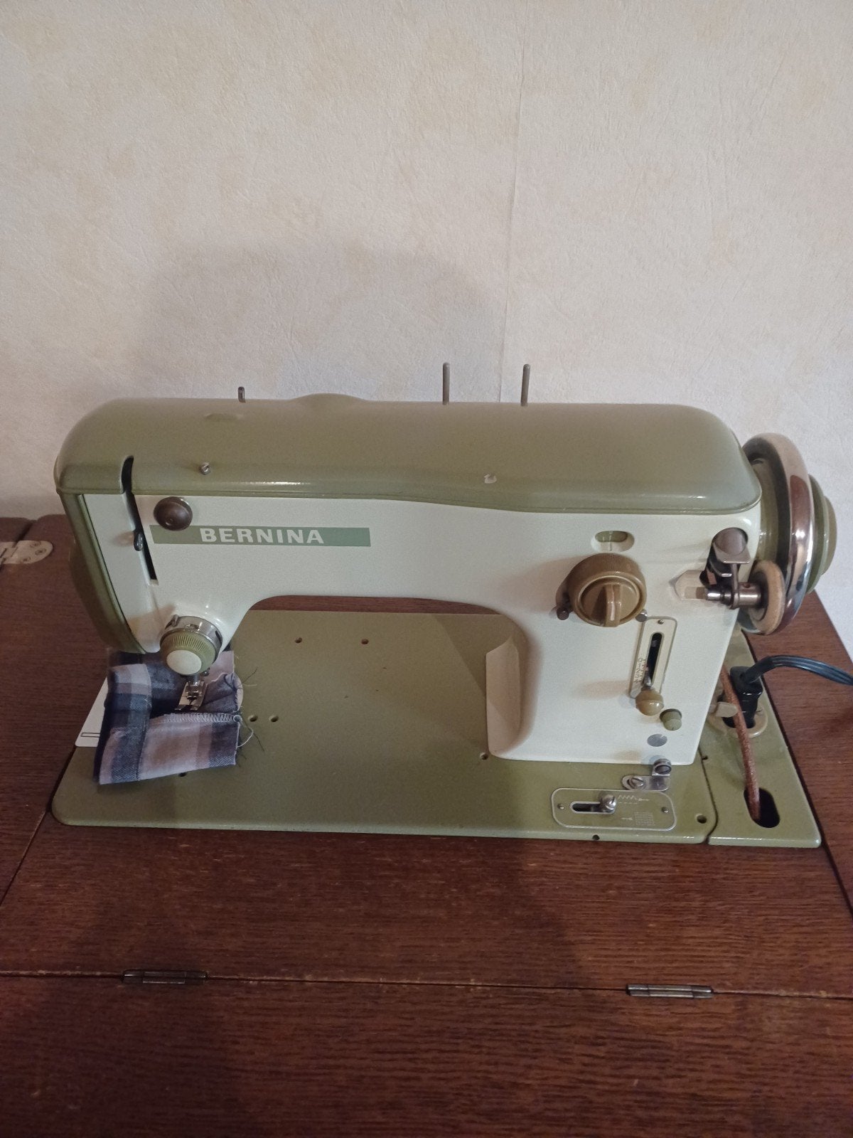 Bernina naaimachine in kast.
werkt nog ., Antiquités & Art, Enlèvement