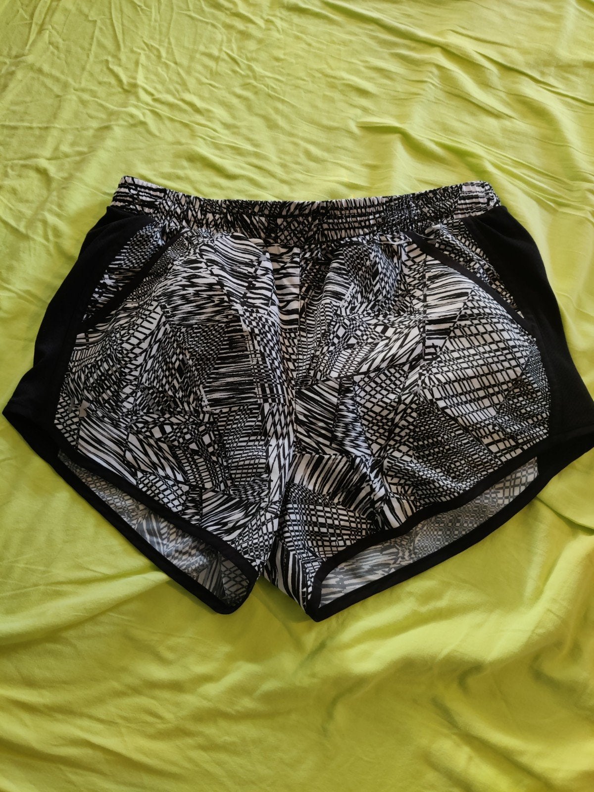 Under armour shortje met ingewerkt broekje en aantrekkoord M, Vêtements | Femmes, Vêtements de sport, Taille 38/40 (M), Enlèvement