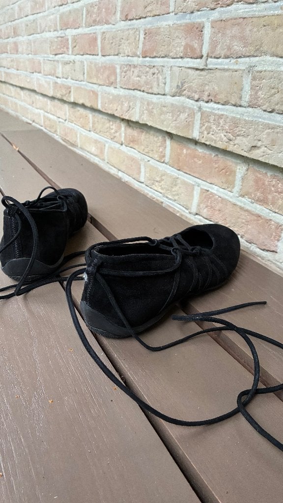 Zwarte suede ballerina's met wikkelveter, Vêtements | Femmes, Illune, Enlèvement ou Envoi, Comme neuf, Ballerines