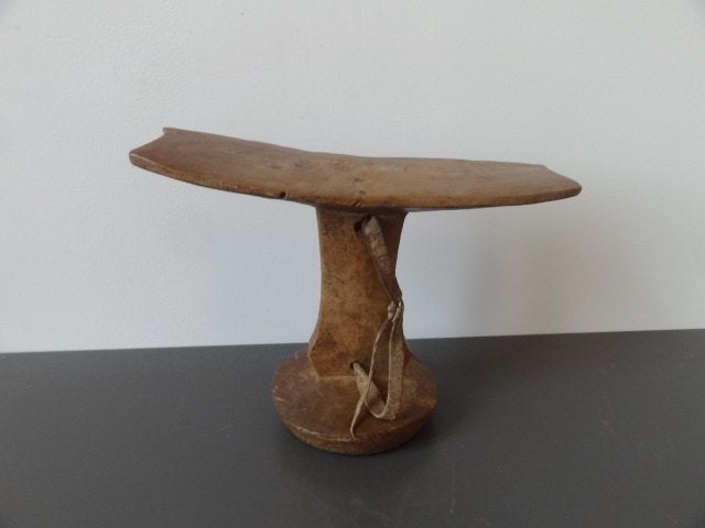 appui-nuque avec sangle, H 17 cm L 23 cm, Afrique, Sculpture sur bois, À accrocher, Bois