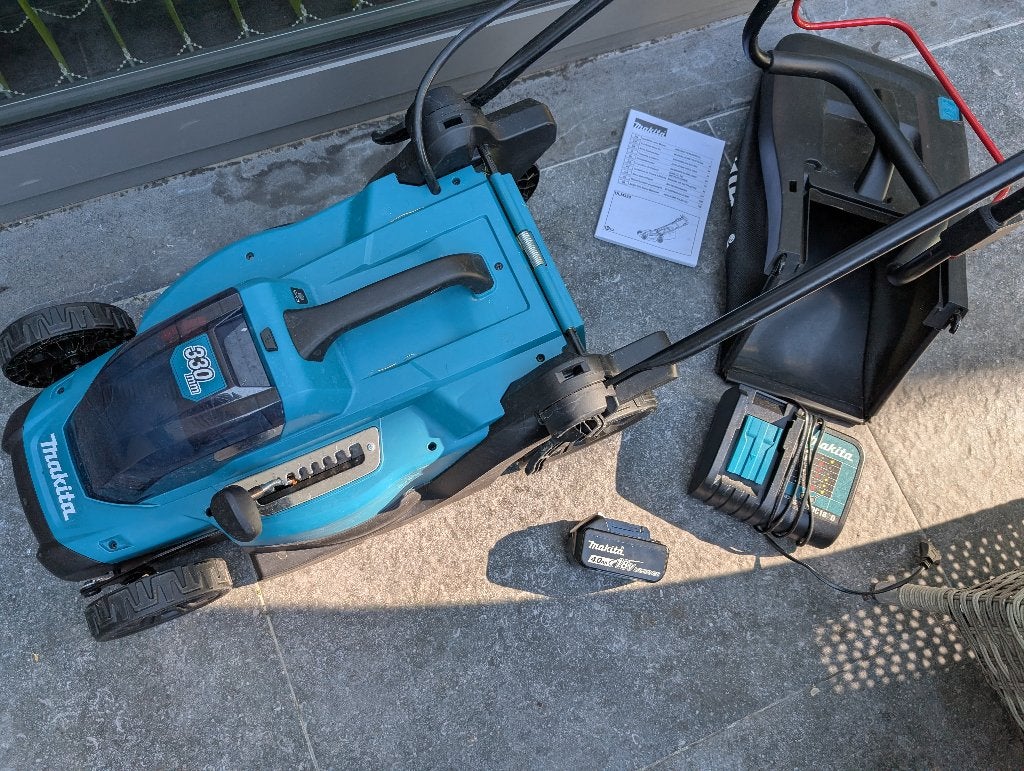 NOUVELLE MACHINE À GAZON ÉLECTRIQUE MAKITA, Jardin & Terrasse, Tondeuses à gazon, Neuf, Tondeuses à gazon sur batterie, 30 à 39 cm