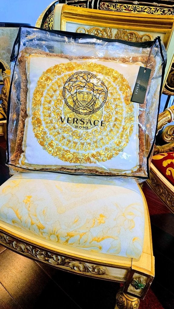 Versace kussen - Gianni Versace ( Nieuw ), Antiquités & Art, Art | Objets design, Marqué, Jaune, Enlèvement ou Envoi, Autres types