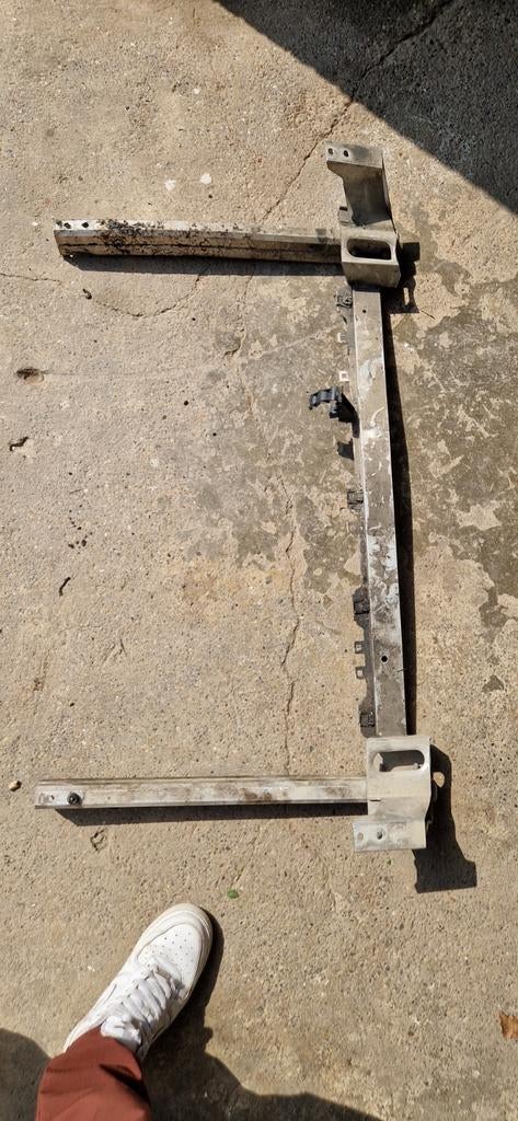 SUPPORT DE RADIATEUR MERCEDES, BARRE DE LIAISON INFÉRIEURE, Enlèvement