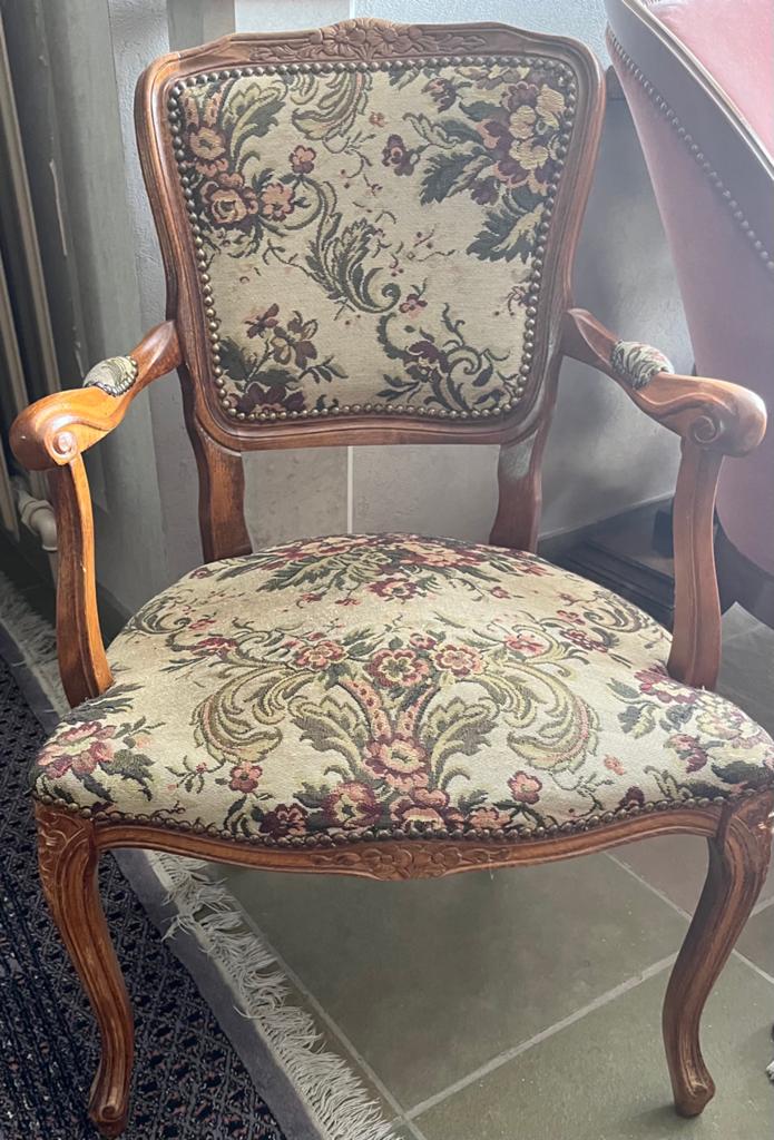 Antieke stoel met bloemmotief, Ophalen