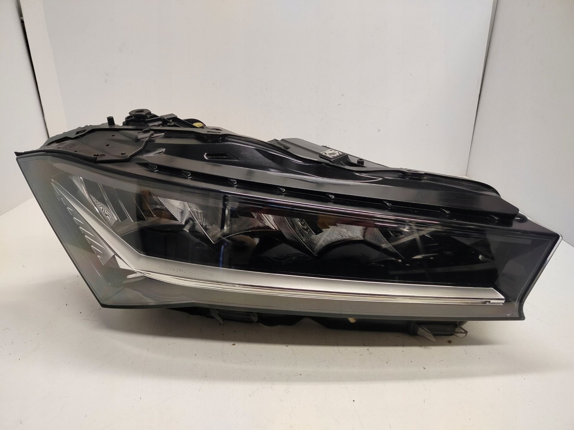 Phare droit Skoda Superb IV 3P1.941.016, Infoline@skoda-auto.cz, Tr. Vaclava Klementa 869
293 01  Mlada Boleslav, CZ, Utilisé