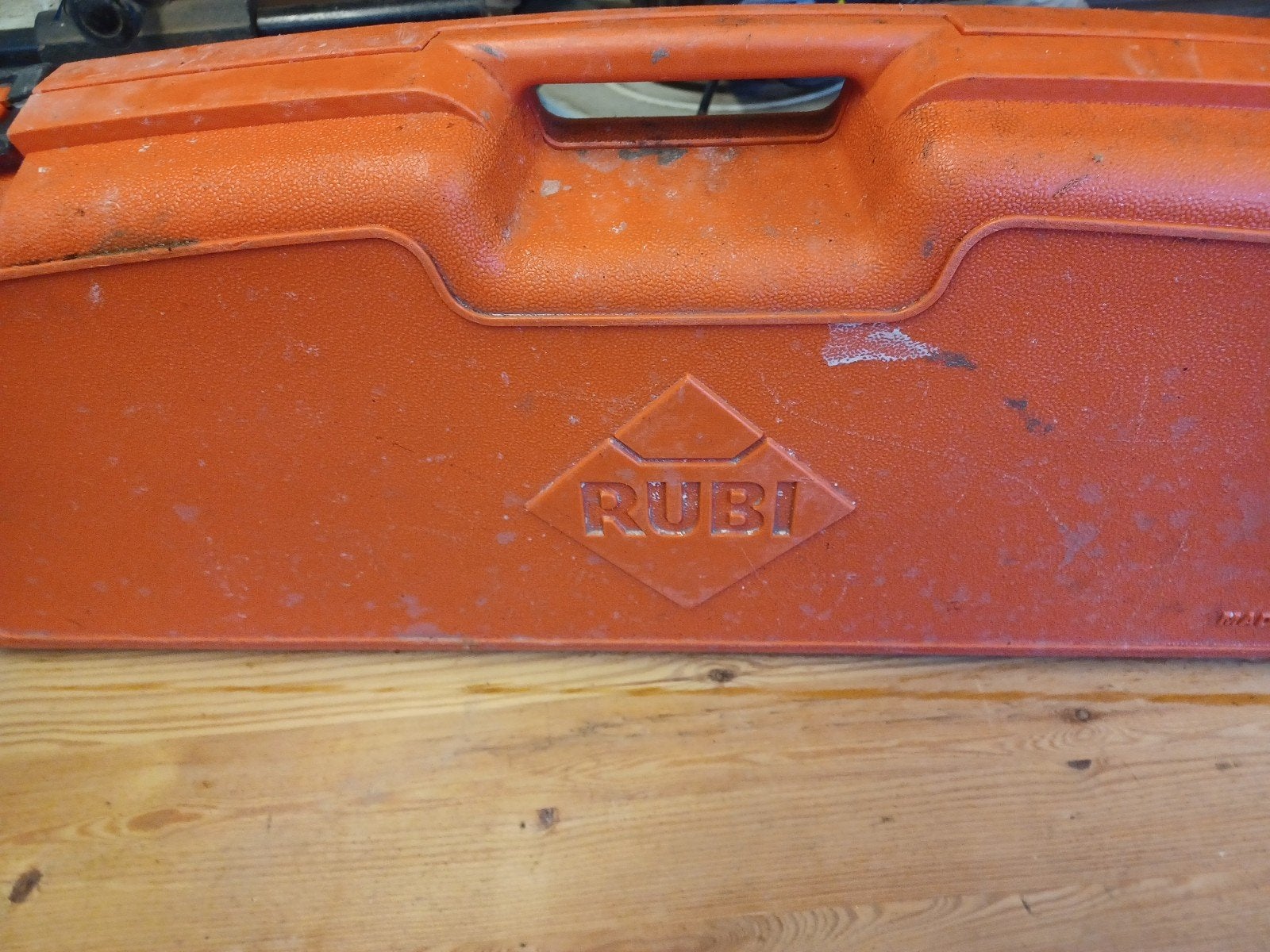 TEGELSNIJDER Rubi, Ophalen