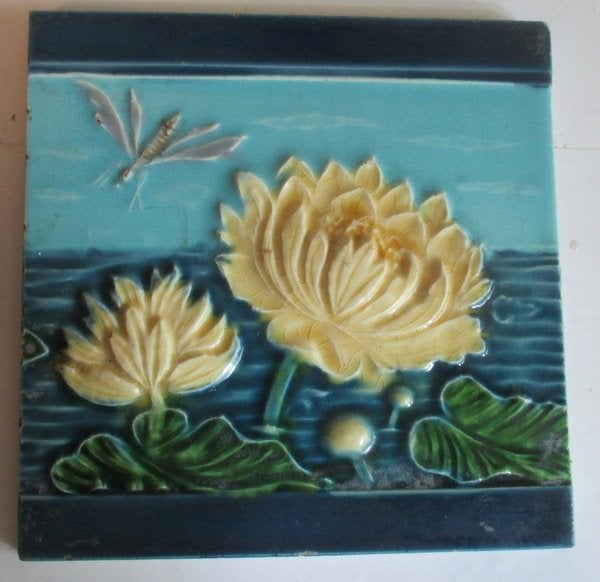 art nouveau tegel relief waterlelie libelle Hemiksem, Verzenden