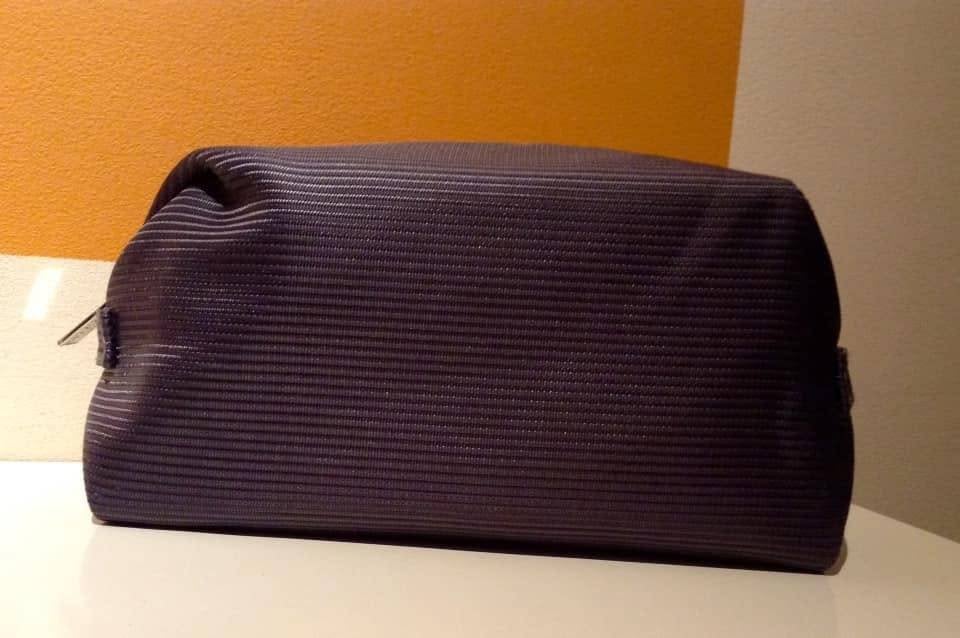 Trousse de toilette / Pochette Bvlgari Parfums, Bijoux, Sacs & Beauté, Enlèvement ou Envoi, Comme neuf, Gris, Homme ou Femme