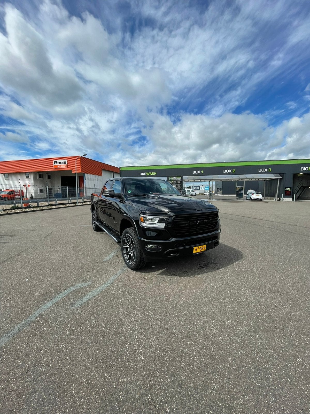 Ram 1500 laramie 5,7 v8 Hemi pano luchtvering1ste eig, Auto's, Automaat, 402 kW, Zwart, 5 zetels