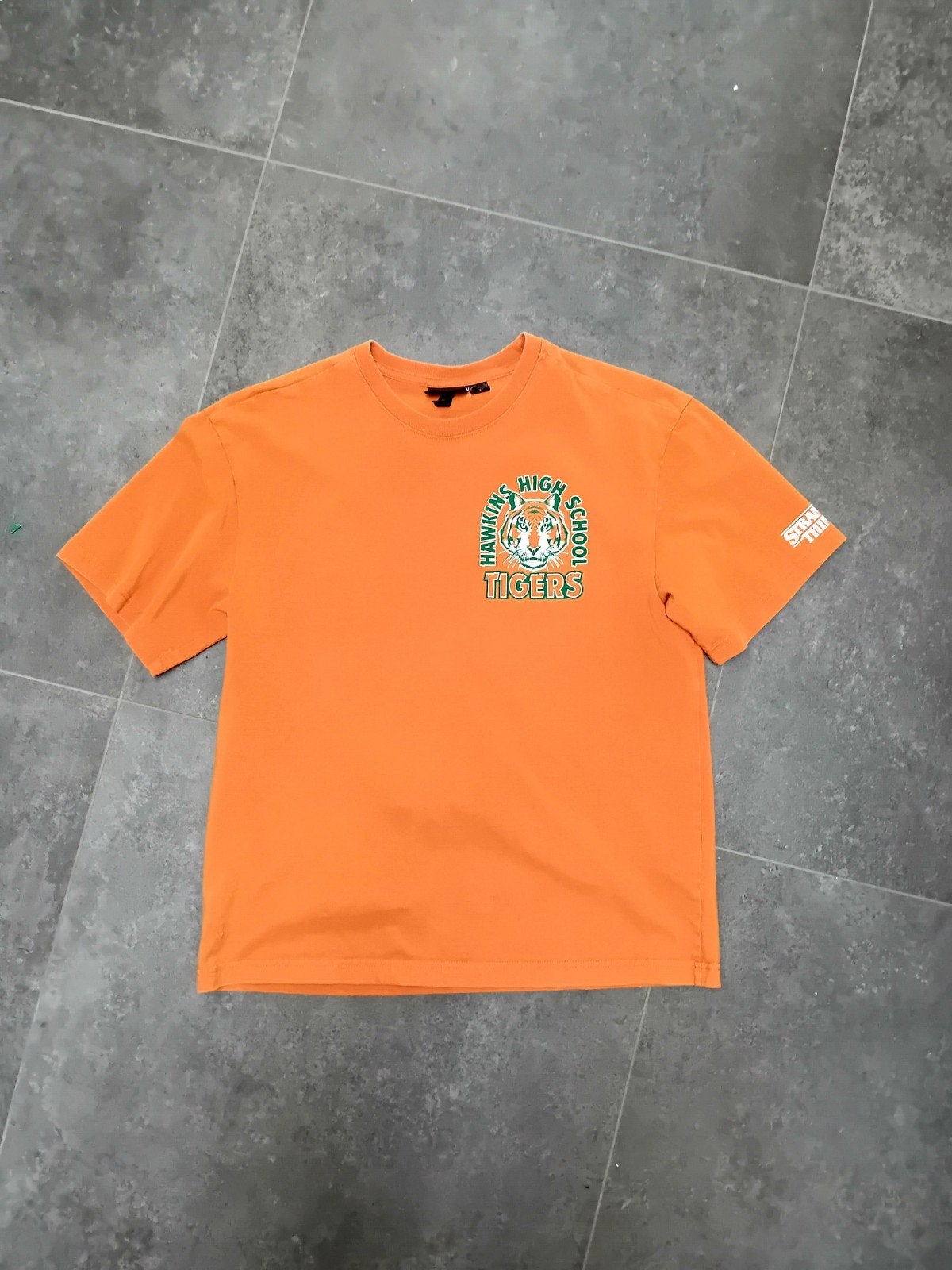 T-shirt Hawkins High School Tigers, Kleding | Heren, Ophalen of Verzenden, Zo goed als nieuw, H&M, Overige maten