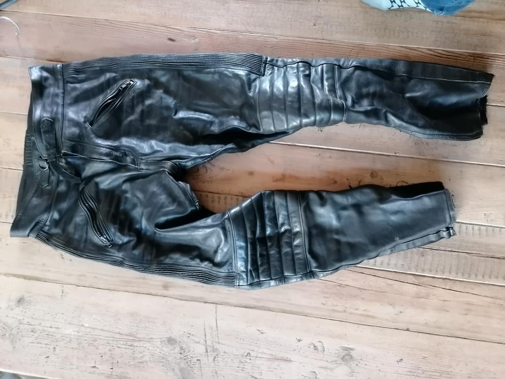 Lederen motorbroek, Ophalen