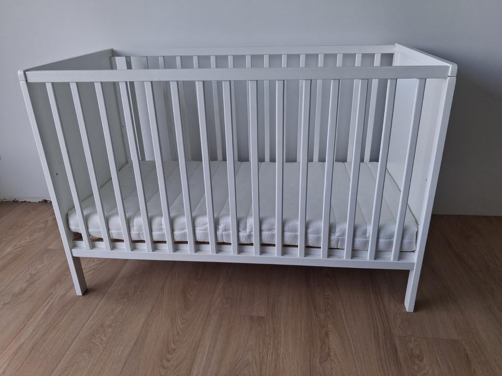 Babybed wit , nieuwe matras . 3 hoogtes, Ophalen
