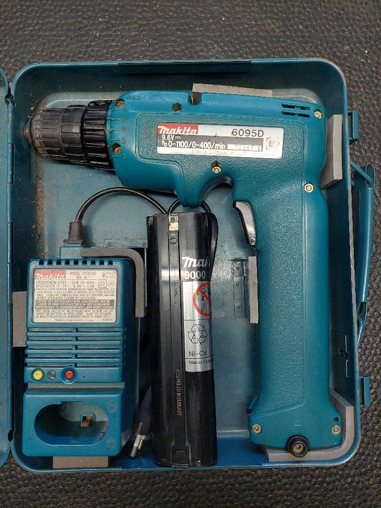 Makita boormachine 6095D met batterij en oplader, Doe-het-zelf en Bouw, Ophalen, Boormachine