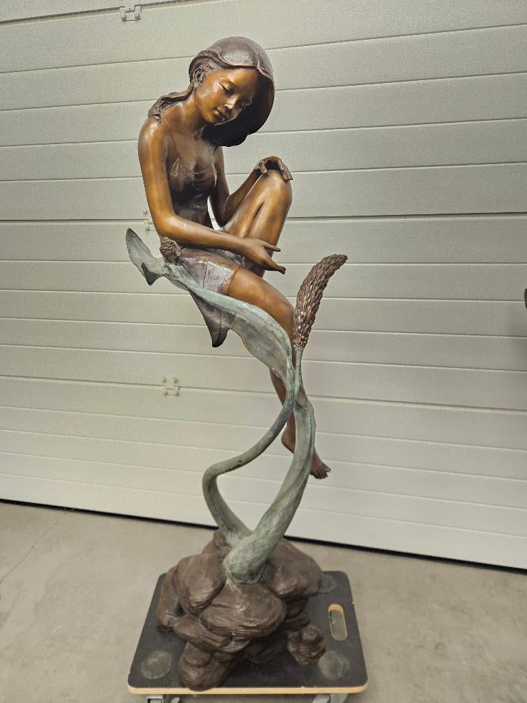 Bronzen meisje op palmblad met vogeltje aan lage prijs !!!, Ophalen of Verzenden, Nieuw, Overige materialen, Mensenbeeld