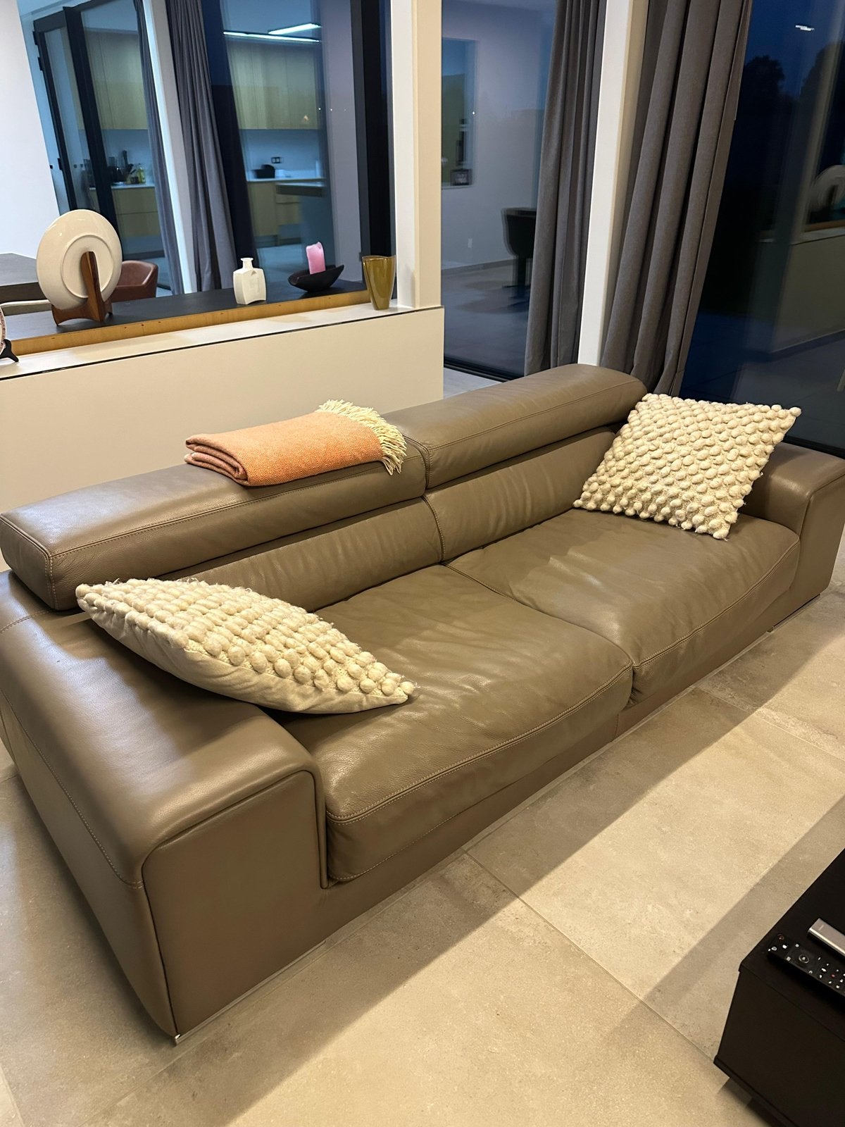 2 sièges en cuir, Trois personnes, 200 à 250 cm, Banc droit, Enlèvement