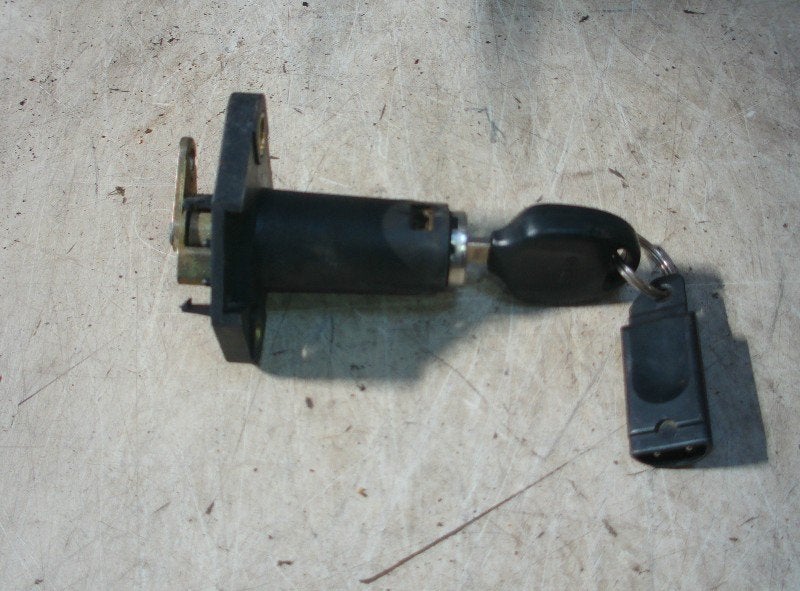 CILINDERSLOT ACHTER Saab 900 II (YS3D) (01-1993/02-1998), Saab-de-info@saabgroup.com, Saab Deutschland GmbH, Achter, Saab