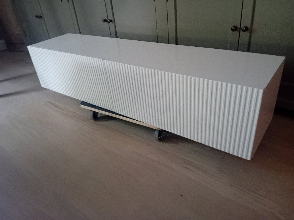 TV meubel zwevend 140 cm wit geribbelde deuren, Ophalen, Gebruikt
