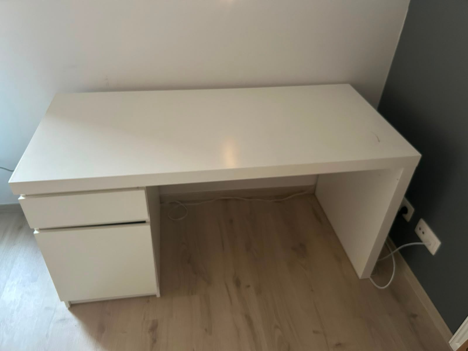 Bureau “Malm” Ikea (met schade), Maison & Meubles, Bureau d'écolier, Enlèvement, Utilisé, IKEA