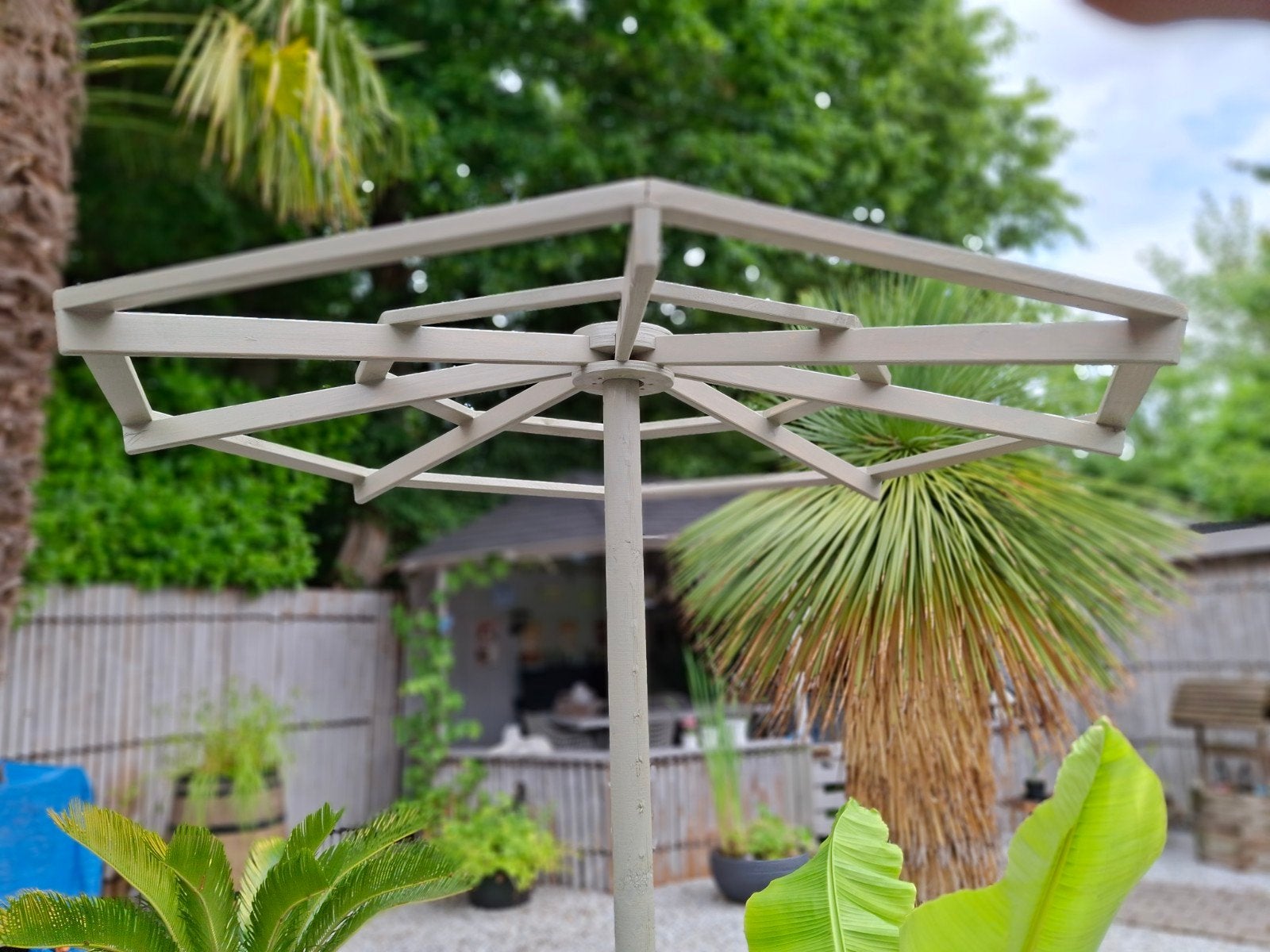 Nieuwe houten en decoratieve tuin parasol
Kan je ook klimpla, Tuin en Terras, Ophalen