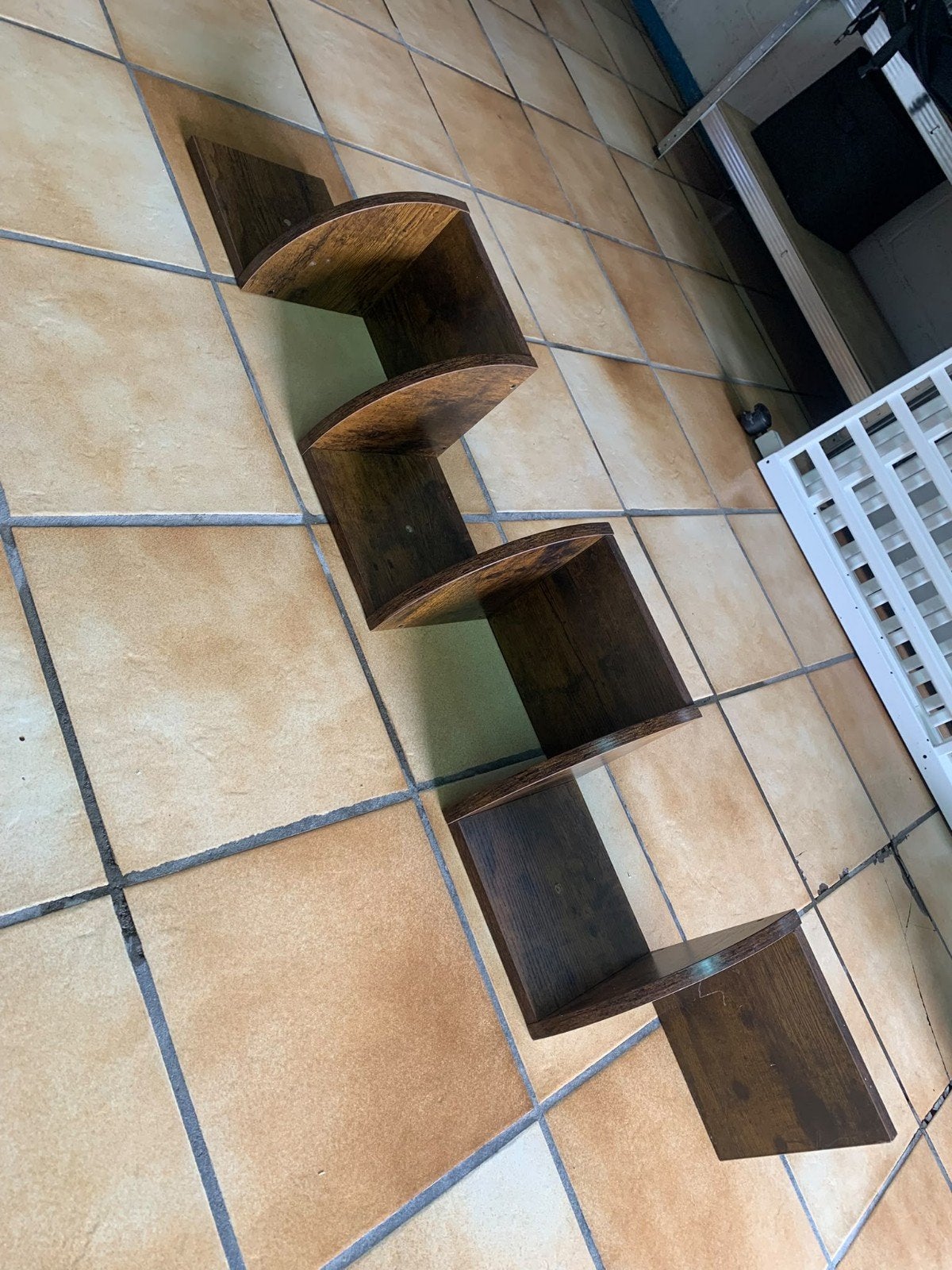 Étagère en coin à fixer au mur., Enlèvement