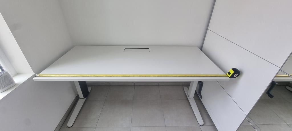 Verstelbaar bureau van Steelcase, Zit-sta bureau, Hout, 180 cm, Zo goed als nieuw