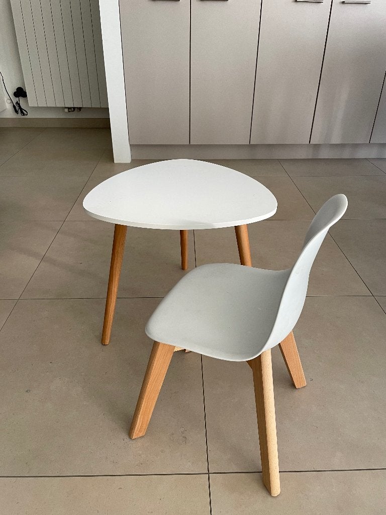 Kindertafel en stoeltje, Ophalen, Zo goed als nieuw, Tafel(s) en Stoel(en)