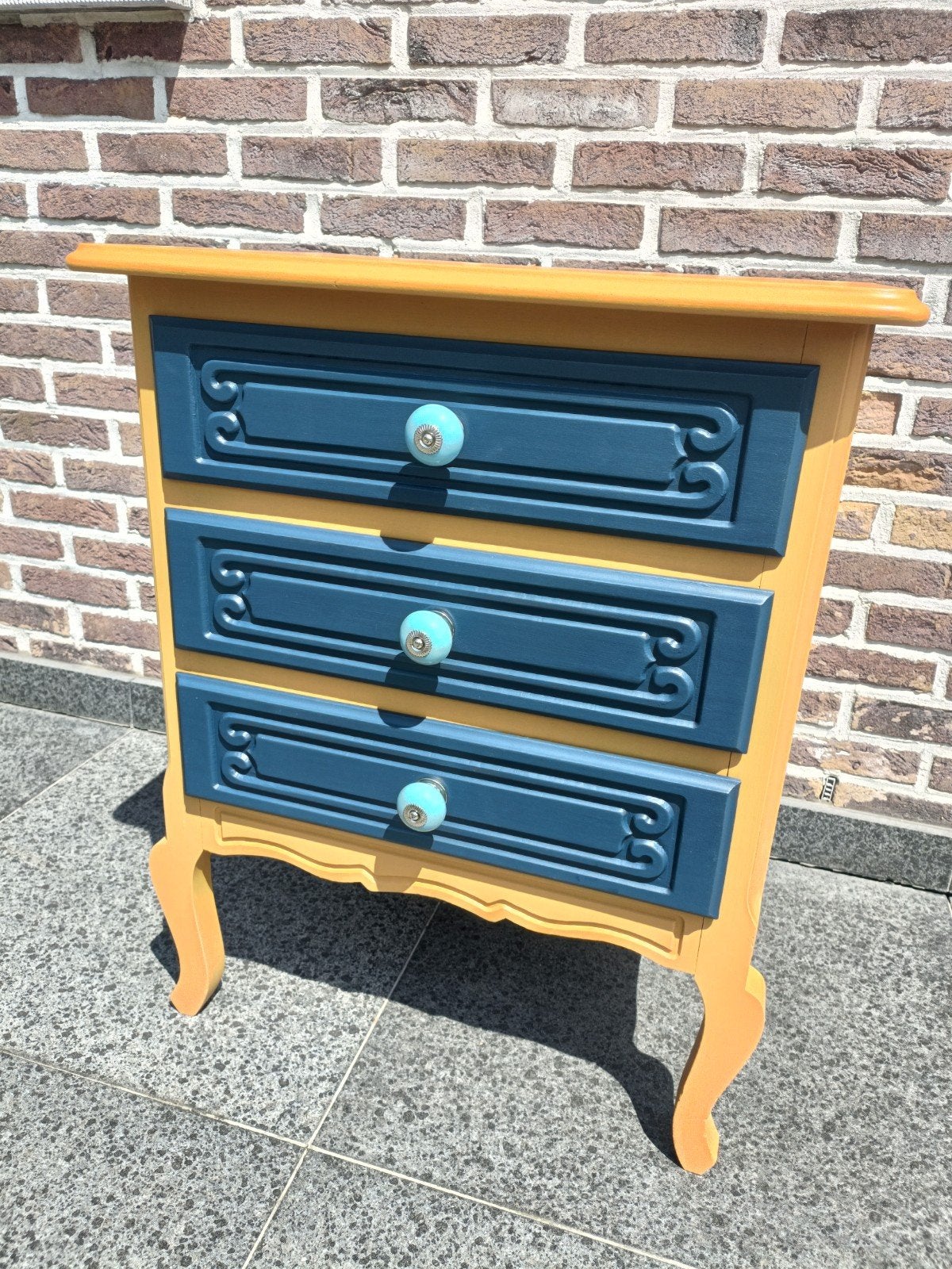 Gepimpt kastje in geel-blauw, Maison & Meubles, Armoires | Commodes, Enlèvement ou Envoi