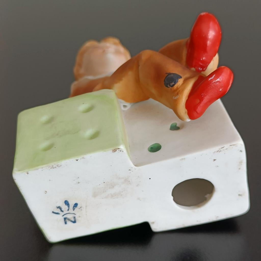 Vintage keramisch clownmeisje op dobbelstenen Italy., Antiek en Kunst, Ophalen of Verzenden
