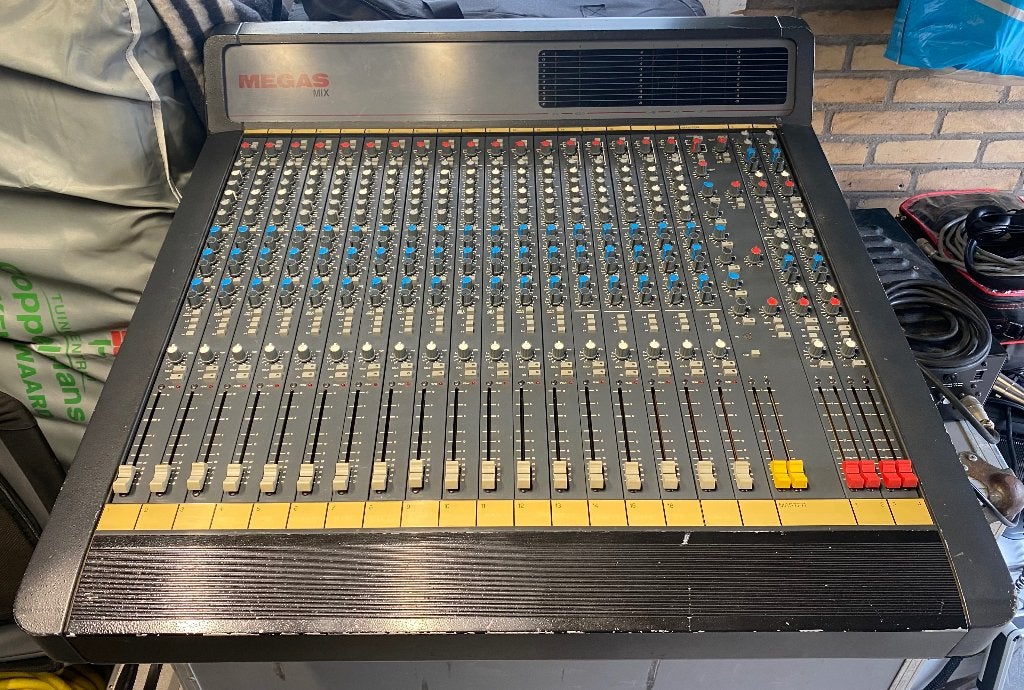 Soundtracs Megas Mix 13 Mic + 5 Stereo / 4 Groups, Ophalen, Gebruikt, 20 kanalen of meer, Microfooningang