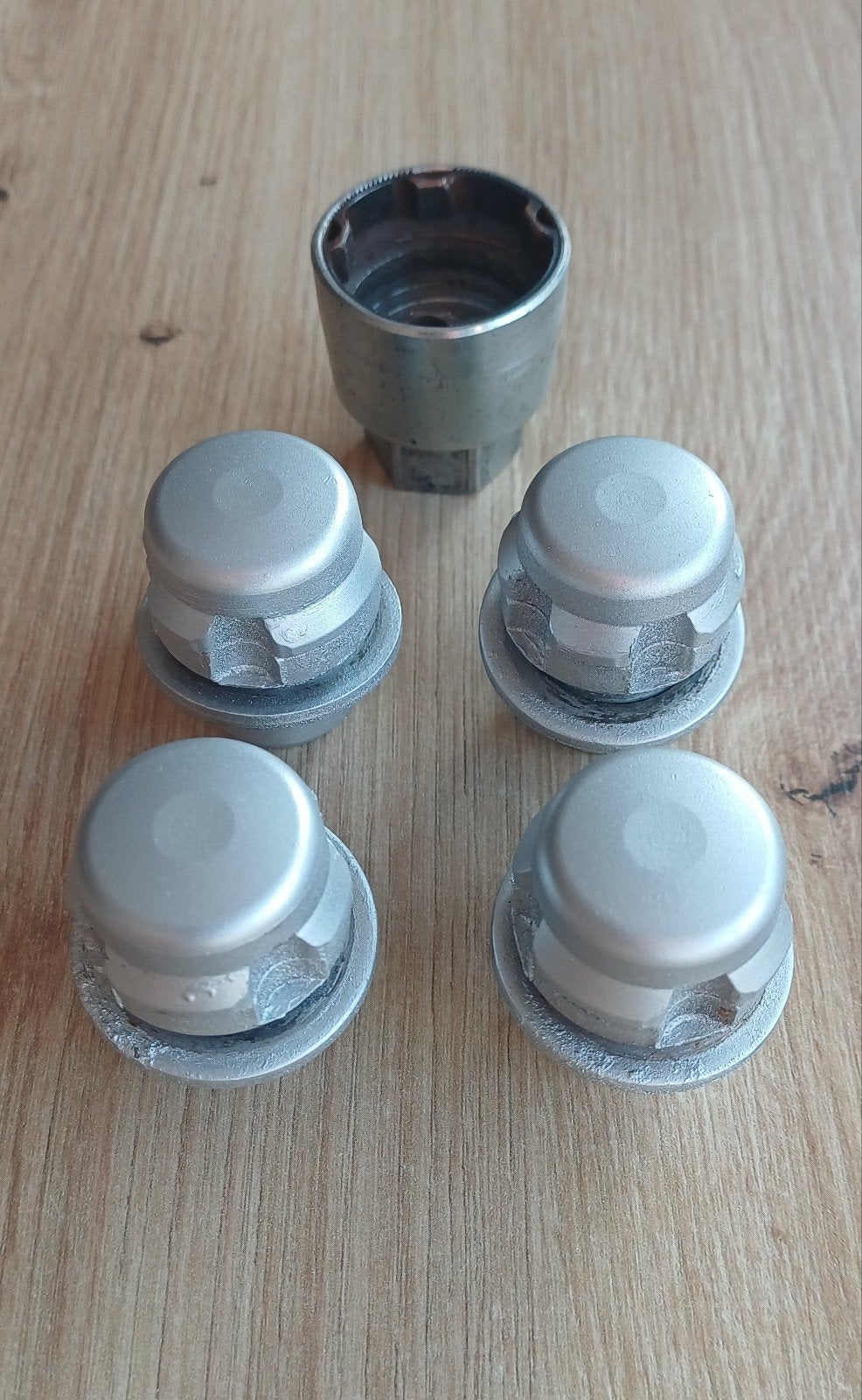 Originele wielsloten Land Rover
Nieuwprijs: €130
Originele, Ophalen of Verzenden, Rover