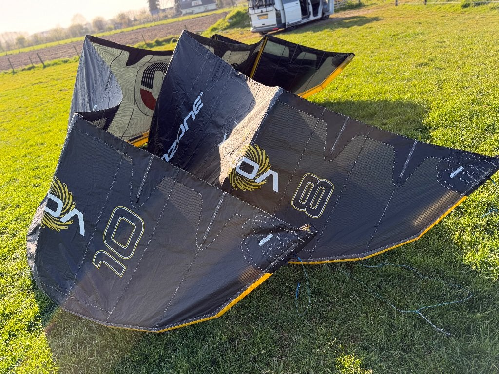 Ozone Vortex  v1 black edition 10 en 8 mte evt incl bar, Watersport en Boten, Kitesurfen, Zo goed als nieuw, Kite, Ophalen of Verzenden