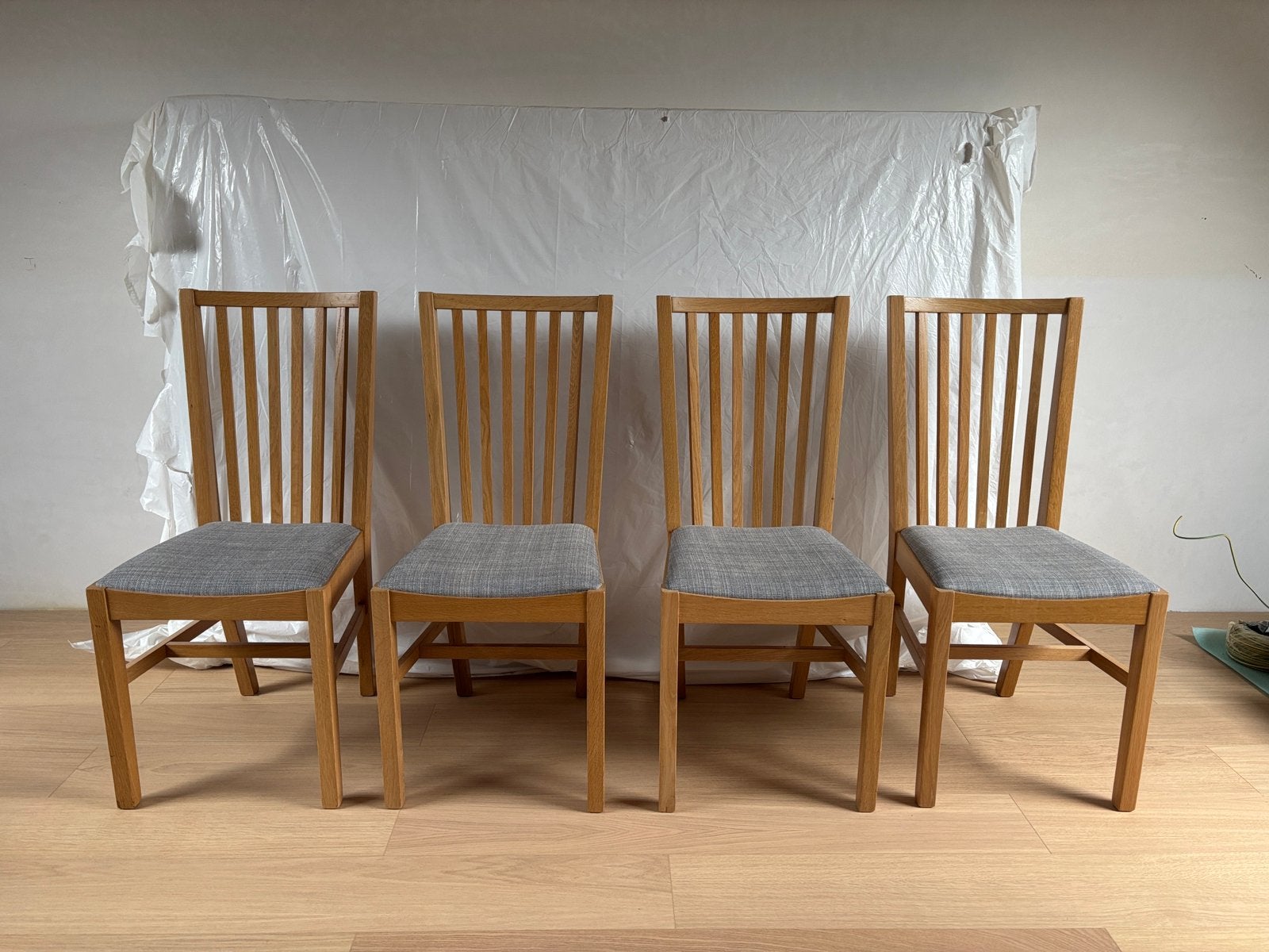 Eetkamerstoelen (set van 4) - hout met stoffen zitvlak, Huis en Inrichting, Ophalen, Bruin, Zo goed als nieuw, Vier