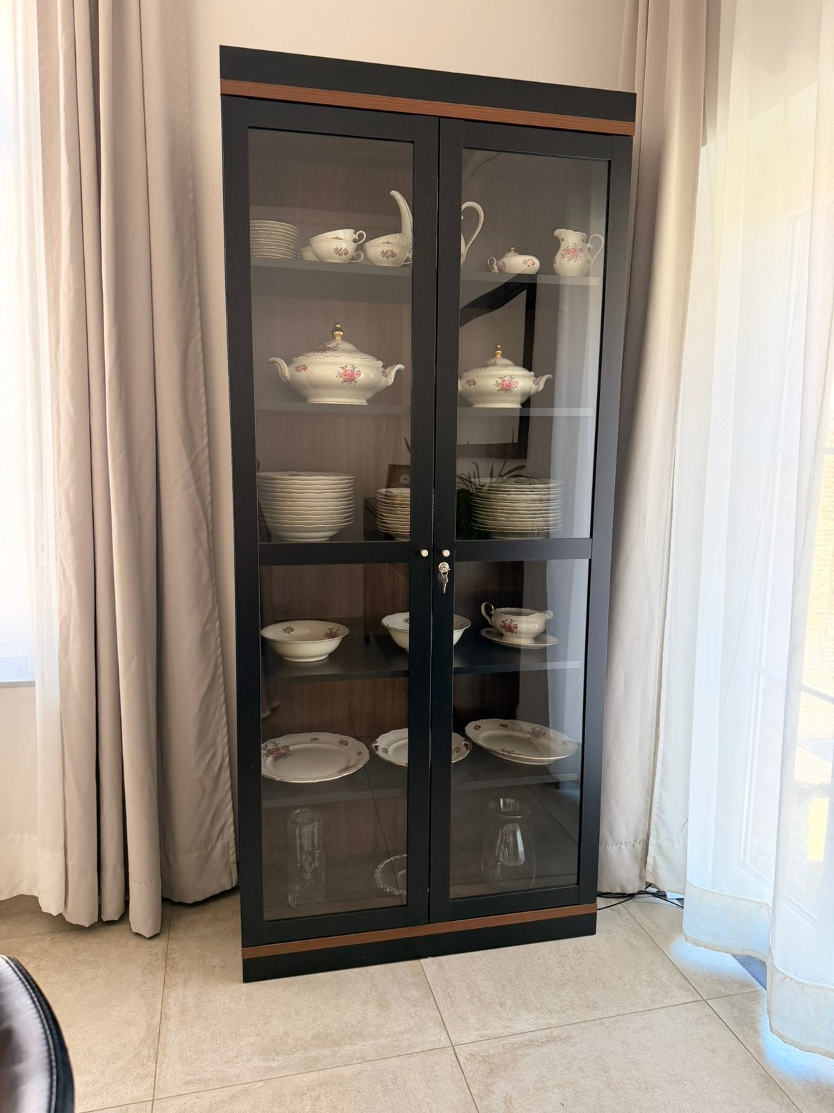 Vitrine noire et bois (sans la vaisselle), Ophalen, Zo goed als nieuw
