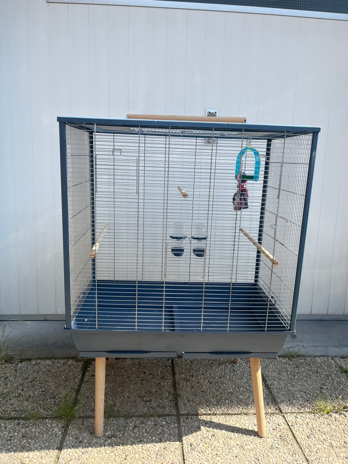 Grande cage à oiseaux/perroquets sur pieds – Très bon état, Enlèvement, Comme neuf, Cage à oiseaux