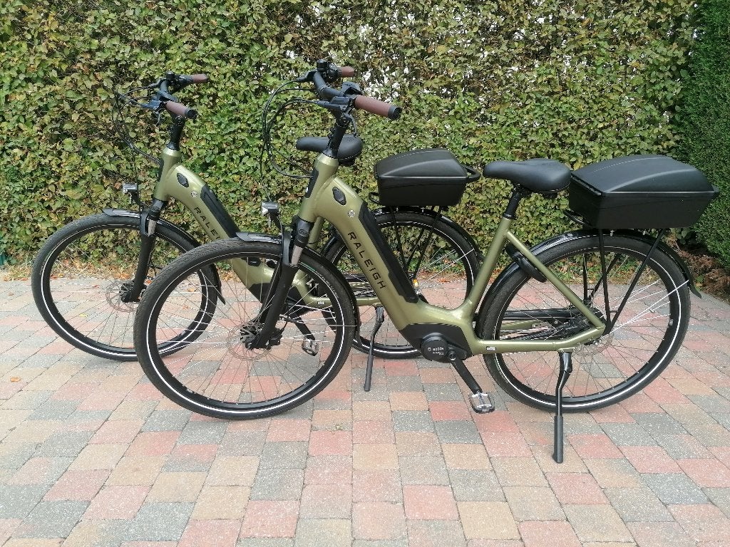 Deux vélos électriques Raleigh 7 haut de gamme comme neuf., Autres marques, 51 à 55 cm, 50 km par batterie ou plus, Comme neuf