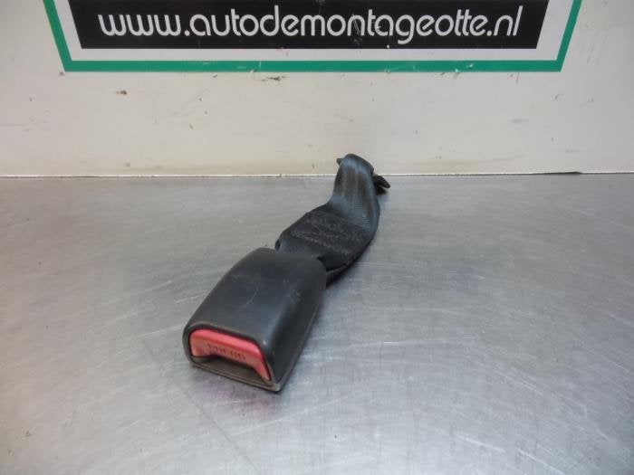 Insertion ceinture de sécurité arrière droite d'un Toyota, -, Toyota, Utilisé, -
