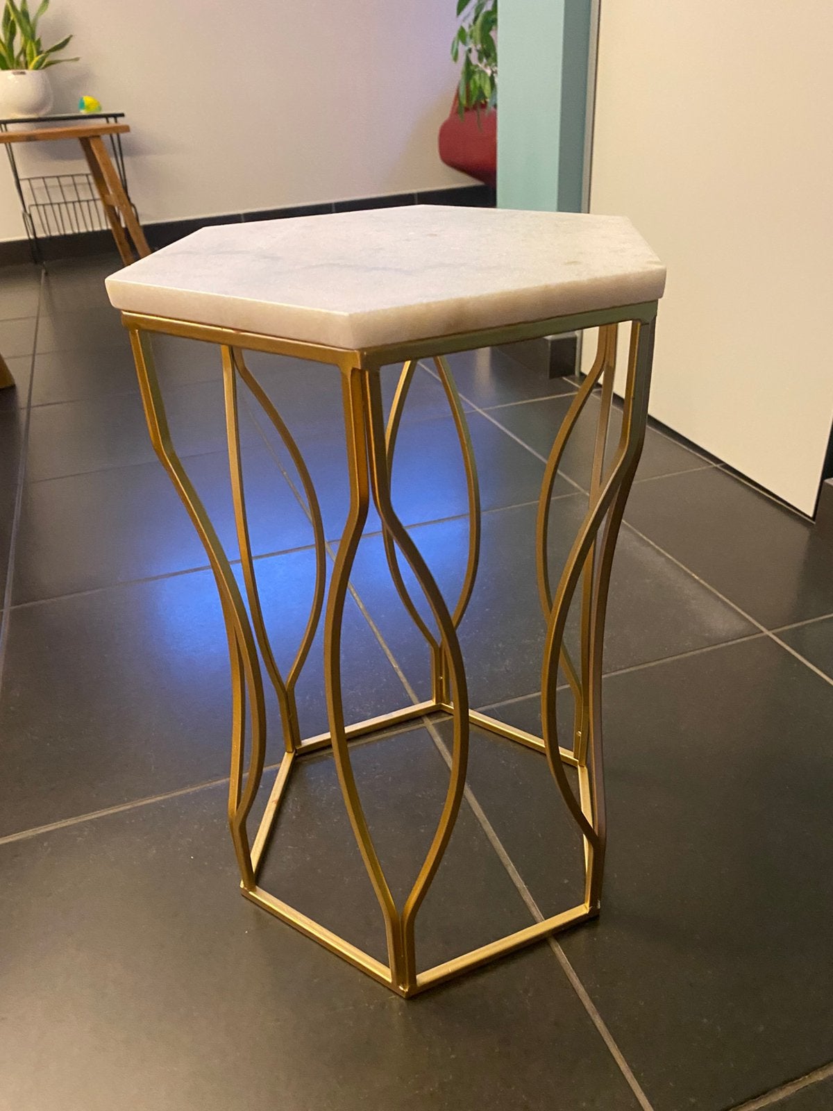 Baxton Studio Kalena bijzettafel met marmeren tafelblad, Huis en Inrichting, Metaal of Aluminium, Zo goed als nieuw, Overige vormen