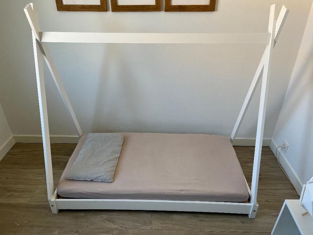 Peuterbed / kinderbed tipi 70 x 140 cm met matras, extras, Kinderen en Baby's, Kinderkamer | Bedden, Zo goed als nieuw, 140 tot 160 cm